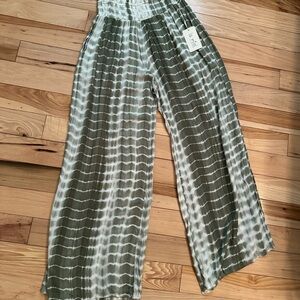 NWT Cute casual wide legged pants. Perfect for vacation or a summer day